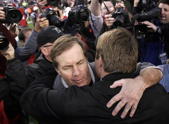 Trainer Bill Belichick (New England Patriots, li.) umarmt seinen Trainerkollegen Eric Mangini (New York Jets) - (BOS2007010708) American Football Herren NFL Postseason 2006 2007, Playoffs, Playoff, Play Offs, Off, Wildcardgame, Wildcard Game, Wild Card Gruppe Foxboro Kameradschaft, American Football Herren NFL Postseason 2006 2007, Playoffs, Playoff, Play Offs, Off, Wildcardgame, Wildcard Game, Wild Card Gruppe Foxboro Kameradschaft,