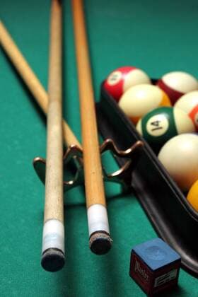 Billardkugeln mit Dreieck, Queues, Hilfsqueue und Kreide auf einem Billardtisch Billard Herren Symbol Poolbillard 2007, Achtball, Achterball, 8Ball, 8 Ball, 8er, er, Freizeit, Freizeitsport, Pool Gruppe Billard Herren Symbol Poolbillard 2007, Achtball, Achterball, 8Ball, 8 Ball, 8er, er, Freizeit, Freizeitsport, Pool Gruppe
