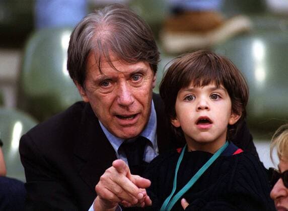 Ex Nationaltrainer Cesare Maldini mit seinem Enkelsohn Christian, Sohn von Paolo Maldini (alle Italien) -  Fußball Länderspiel Herren Europameisterschaft 2000, Nationalteam, Italien, Gruppe B, Vneg Gruppe Brüssel Fußball Länderspiel Herren Europameisterschaft 2000, Nationalteam, Italien, Gruppe B, Vneg Gruppe Brüssel