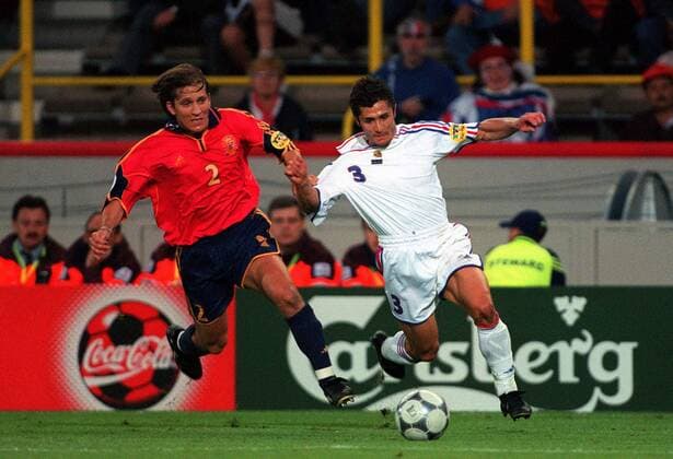 Michel Salgado (li., Spanien) gegen Bixente Lizarazu (Frankreich) -  Fußball Länderspiel Herren Europameisterschaft 2000, Nationalteam, Nationaltrikot, Frankreich - Spanien 2:1,Vneg Gruppe Brügge Dynamik, Fußball Länderspiel Herren Europameisterschaft 2000, Nationalteam, Nationaltrikot, Frankreich - Spanien 2:1,Vneg Gruppe Brügge Dynamik,