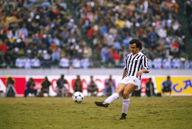 Michel Platini (Juventus Turin) zieht ab -  (aflo348) Fußball Herren Toyota Cup 1985, Toyotacup, Weltpokal, Finale, Endspiel, Juventus Turin, Juve Einzelbild Tokio, Tokyo Dynamik, Fußball Herren Toyota Cup 1985, Toyotacup, Weltpokal, Finale, Endspiel, Juventus Turin, Juve Einzelbild Tokio, Tokyo Dynamik,