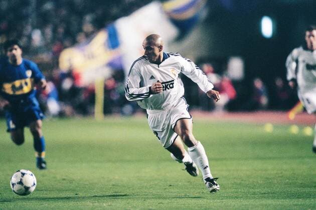 Roberto Carlos (Real Madrid, Mitte) am Ball -  (aflo008) Fußball Herren Toyota Cup 2000, Toyotacup, Weltpokal, Finale, Endspiel Einzelbild Tokyo, Tokio Dynamik, Fußball Herren Toyota Cup 2000, Toyotacup, Weltpokal, Finale, Endspiel Einzelbild Tokyo, Tokio Dynamik,