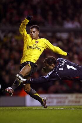 Jeremie Aliadiere (Arsenal) gegen Torwart Jerzy Dudek (Liverpool) - EDITORIAL USE ONLY. No use with unauthorised audio, video, data, fixture lists, club league logos or live services. Online in-match use limited to 120 images, no video emulation. No use in betting, games or single club league player publications. Fußball Herren Carling Cup 2006 2007, Englischer Ligapokal, Pokal, Pokalspiel, League Gruppe o0 English Premier League, 1. Englische Liga Liverpool Dynamik, Abwehr, Fußball Herren Carling Cup 2006 2007, Englischer Ligapokal, Pokal, Pokalspiel, League Gruppe o0 English Premier League, 1. Englische Liga Liverpool Dynamik, Abwehr,