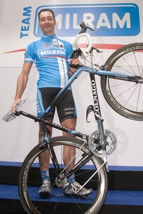 Erik Zabel (Deutschland Milram) präsentiert während der Teamvorstellung ein Colnago Rennrad Radsport Herren Straßenradsport 2007, Straße, Rad, Vorstellung, Präsentation, Pressetermin, Vdig Einzelbild Bremen Radsport Herren Straßenradsport 2007, Straße, Rad, Vorstellung, Präsentation, Pressetermin, Vdig Einzelbild Bremen