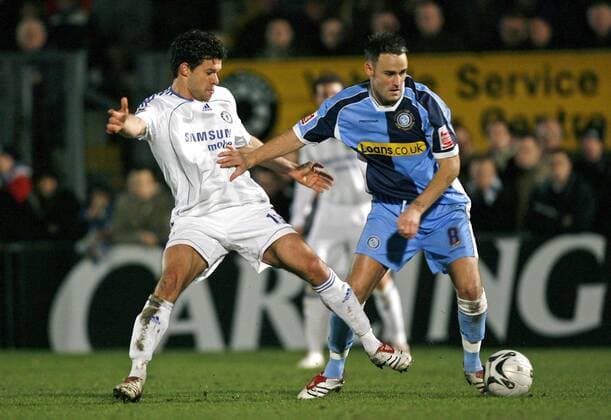 Stefan Oakes (Wycombe, re.) gegen Michael Ballack (Chelsea) - EDITORIAL USE ONLY. No use with unauthorised audio, video, data, fixture lists, club league logos or live services. Online in-match use limited to 120 images, no video emulation. No use in betting, games or single club league player publications. Fußball Herren Carling Cup 2006 2007, Englischer Ligapokal, Pokal, Pokalspiel, League, Halbfinale Gruppe Wycombe Dynamik, Fußball Herren Carling Cup 2006 2007, Englischer Ligapokal, Pokal, Pokalspiel, League, Halbfinale Gruppe Wycombe Dynamik,