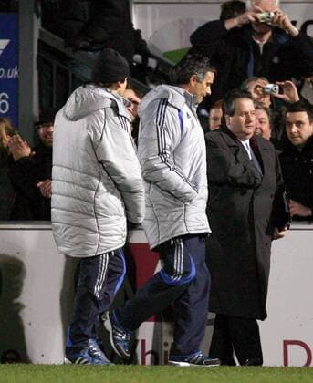 Trainer Jose Mourinho (Chelsea, Mitte) - enttäuschter Abgang - EDITORIAL USE ONLY. No use with unauthorised audio, video, data, fixture lists, club league logos or live services. Online in-match use limited to 120 images, no video emulation. No use in betting, games or single club league player publications. Fußball Herren Carling Cup 2006 2007, Englischer Ligapokal, Pokal, Pokalspiel, League, Halbfinale Gruppe Wycombe Enttäuschung, Fußball Herren Carling Cup 2006 2007, Englischer Ligapokal, Pokal, Pokalspiel, League, Halbfinale Gruppe Wycombe Enttäuschung,
