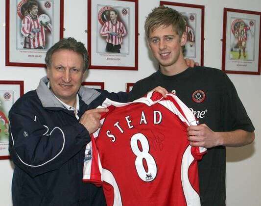 Fußball, Trainerhistorie Sheffield United von 1889 bis heute Neuzugang Jonathan Stead (re.) präsentiert zusammen mit Trainer Neil Warnock (beide Sheffield United) sein neues Trikot mit der Rückennummer 8 -  Fußball Herren English Premier League 2006 2007, 1. Englische Liga, Gruppe Sheffield Fußball Herren English Premier League 2006 2007, 1. Englische Liga, Gruppe Sheffield