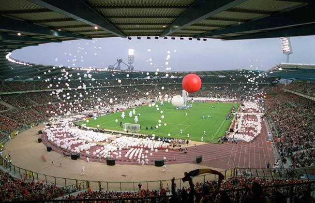 Weiße Luftballons steigen während der Eröffnungsfeier zur Europameisterschaft 2000 im König Baudouin Stadion von Brüssel empor - Fußball Herren EM 2000, Eröffnung, Zeremonie, Veranstaltung, Feier, Fest, Vneg Totale Brüssel Fußball Herren EM 2000, Eröffnung, Zeremonie, Veranstaltung, Feier, Fest, Vneg Totale Brüssel
