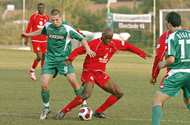 Wesley Sonck (Gladbach, li.) gegen Cafu (Freiburg) Fußball Herren Saison 2006 2007, Trainingslager, Test, Testspiel, Borussia Mönchengladbach - SC Freiburg Gruppe Albufeira Dynamik, Kampf, Fußball Herren Saison 2006 2007, Trainingslager, Test, Testspiel, Borussia Mönchengladbach - SC Freiburg Gruppe Albufeira Dynamik, Kampf,