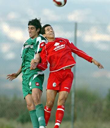 Karim Matmour (Freiburg, re.) gegen Ze Antonio (Gladbach) Fußball Herren Saison 2006 2007, Trainingslager, Test, Testspiel, Borussia Mönchengladbach - SC Freiburg Gruppe Albufeira Dynamik, Fußball Herren Saison 2006 2007, Trainingslager, Test, Testspiel, Borussia Mönchengladbach - SC Freiburg Gruppe Albufeira Dynamik,