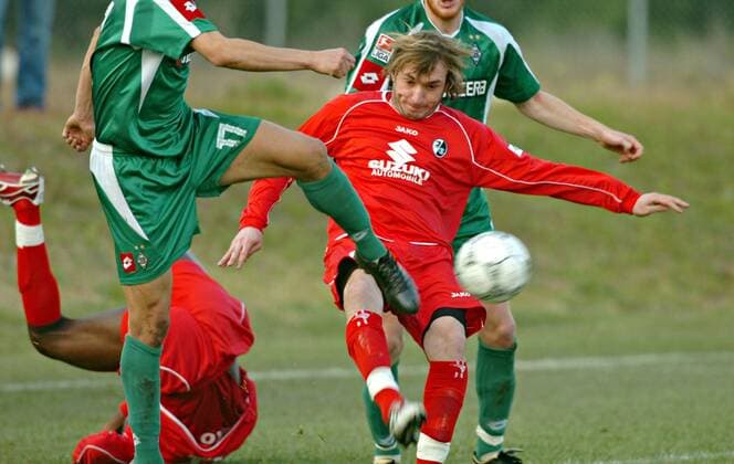 Otar Khizaneishvili (Freiburg, re.) im Duell Fußball Herren Saison 2006 2007, Trainingslager, Test, Testspiel, Borussia Mönchengladbach - SC Freiburg Gruppe Albufeira Dynamik, Fußball Herren Saison 2006 2007, Trainingslager, Test, Testspiel, Borussia Mönchengladbach - SC Freiburg Gruppe Albufeira Dynamik,