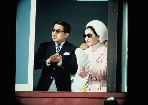 Kronprinz Akihito und seine Ehefrau Kronprinzessin Michiko (beide Japan) während der Olympischen Winterspiele 1972 in Sapporo -  (aflo348) OS Winter Herren Olympische Spiele 1972, Winterspiele Gruppe Aufnahmedatum geschätzt Sapporo OS Winter Herren Olympische Spiele 1972, Winterspiele Gruppe Aufnahmedatum geschätzt Sapporo