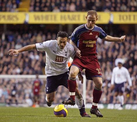 Steed Malbranque (Tottenham Hotspurs, li.) gegen Nicky Butt (Newcastle) - EDITORIAL USE ONLY. No use with unauthorised audio, video, data, fixture lists, club league logos or live services. Online in-match use limited to 120 images, no video emulation. No use in betting, games or single club league player publications. Fußball Herren English Premier League 2006 2007, 1. Englische Liga, Tottenham Hotspur - Newcastle United, Vdig Gruppe London Dynamik, Fußball Herren English Premier League 2006 2007, 1. Englische Liga, Tottenham Hotspur - Newcastle United, Vdig Gruppe London Dynamik,
