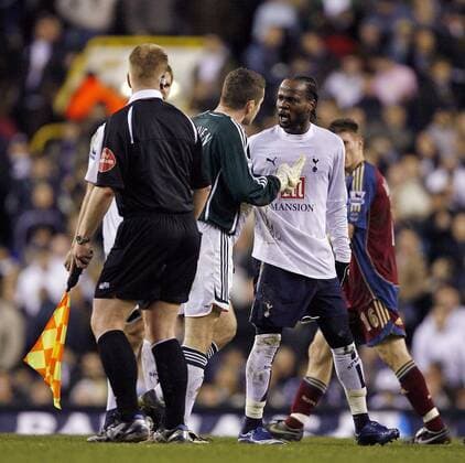 Pascal Chimbonda (Tottenham Hotspurs, re.) gerät mit Torwart Shay Given (Newcastle) aneinander, der Linienrichter schaut zu - EDITORIAL USE ONLY. No use with unauthorised audio, video, data, fixture lists, club league logos or live services. Online in-match use limited to 120 images, no video emulation. No use in betting, games or single club league player publications. Fußball Herren English Premier League 2006 2007, 1. Englische Liga, Tottenham Hotspur - Newcastle United, Vdig Gruppe London Spannung, Fußball Herren English Premier League 2006 2007, 1. Englische Liga, Tottenham Hotspur - Newcastle United, Vdig Gruppe London Spannung,