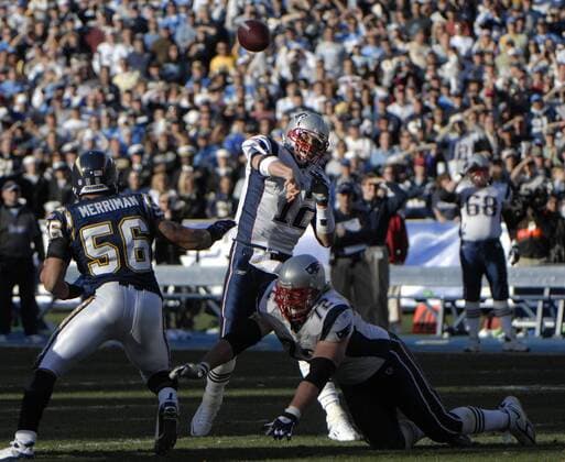 Tom Brady (New England Patriots, Mitte) wirft den Ball -  (SDP2007011401) American Football Herren NFL Divisional Playoffs 2006 2007, Playoffs, Playoff, Off Gruppe San Diego Dynamik, American Football Herren NFL Divisional Playoffs 2006 2007, Playoffs, Playoff, Off Gruppe San Diego Dynamik,
