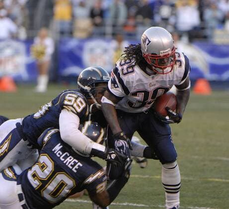 Laurence Maroney (New England Patriots, re.) gegen Donnie Edwards (li.) und Marlon McCree (beide San Diego Chargers) -  (SDP2007011408) American Football Herren NFL Divisional Playoffs 2006 2007, Playoffs, Playoff, Off Gruppe San Diego Dynamik, American Football Herren NFL Divisional Playoffs 2006 2007, Playoffs, Playoff, Off Gruppe San Diego Dynamik,