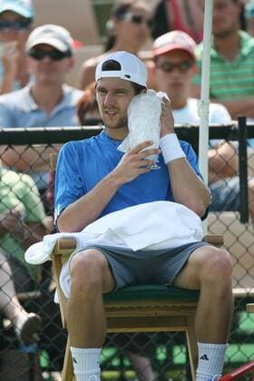 Jürgen Melzer (Österreich) verschafft sich eine Abkühlung mit Eis Tennis Herren Australian Open 2007, ATP Tour, Grand Slam Einzelbild Melbourne Tennis Herren Australian Open 2007, ATP Tour, Grand Slam Einzelbild Melbourne