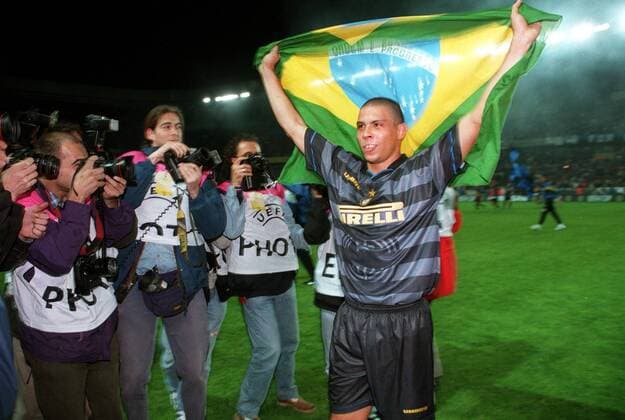 Ronaldo (Inter) bejubelt umlagert von Fotografen mit der brasilianischen Flagge den Europapokalsieg -  Fußball EC 3 Herren UEFA Cup 1997 1998, Pokal, Europapokal, Europacup, Finale, Endspiel, Internazionale Mailand Gruppe Brasilien, brasilianisch, brasilianische Paris Begeisterung, Freude, Fußball EC 3 Herren UEFA Cup 1997 1998, Pokal, Europapokal, Europacup, Finale, Endspiel, Internazionale Mailand Gruppe Brasilien, brasilianisch, brasilianische Paris Begeisterung, Freude,
