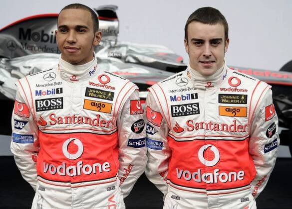 Lewis Hamilton (Großbritannien, li.) und Fernando Alonso (Spanien beide McLaren Mercedes) bei der Präsentation des neuen F1 Boliden MP4 22 für die Rennsaison 2007 Motorsport WM Herren Formel 1 Weltmeisterschaft 2007, F1, F, Vorstellung, Präsentation, Pressetermin Gruppe Valencia Motorsport WM Herren Formel 1 Weltmeisterschaft 2007, F1, F, Vorstellung, Präsentation, Pressetermin Gruppe Valencia