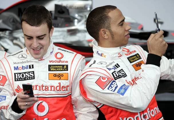 Fernando Alonso (Spanien, li.) und Lewis Hamilton (Großbritannien beide McLaren Mercedes) spielen bei der Teampräsentation 2007 mit den Handys des neuen Sponsors Vodafone herum Motorsport WM Herren Formel 1 Weltmeisterschaft 2007, F1, F, Präsentation, Vorstellung, Pressetermin Gruppe Kommunikation, Kommunikationsunternehmen Valencia, Vodafone, Motorsport WM Herren Formel 1 Weltmeisterschaft 2007, F1, F, Präsentation, Vorstellung, Pressetermin Gruppe Kommunikation, Kommunikationsunternehmen Valencia, Vodafone,