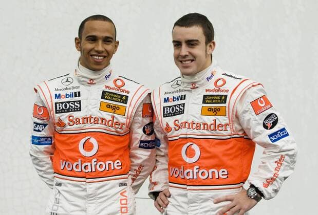 Fernando Alonso (Spanien, re.) und Lewis Hamilton (England beide McLaren Mercedes) während der Präsentation Motorsport WM Herren Formel 1 Weltmeisterschaft 2007, F1, F, Vorstellung, Präsentation, Pressetermin, Gruppe Valencia Motorsport WM Herren Formel 1 Weltmeisterschaft 2007, F1, F, Vorstellung, Präsentation, Pressetermin, Gruppe Valencia