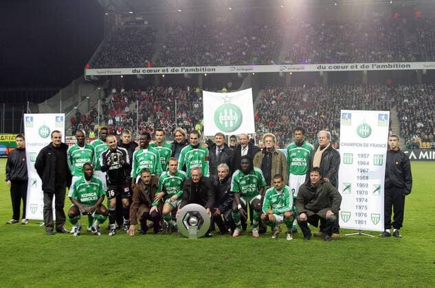 Champion de France - Rekordmeister AS St. Etienne mit einer Kopie der neuen Meistertrophäe, von der jeder der ehemaligen Meister im Nachhinein ein Exemplar erhält -  (pan18161) Fußball Herren Ligue 1 2006 2007, 1. Französische Liga, AS St. Etienne, ASSE Totale St. Etienne Fußball Herren Ligue 1 2006 2007, 1. Französische Liga, AS St. Etienne, ASSE Totale St. Etienne  