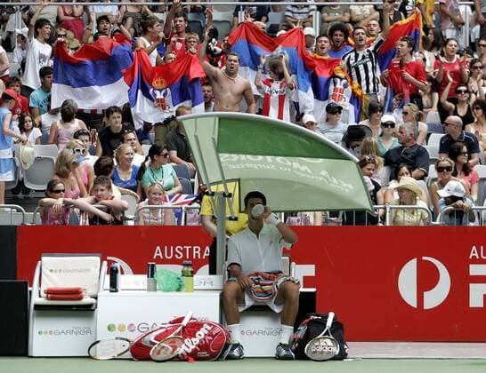 Serbische Fans feuern ihren Landsmann Novak Djokovic (Serbien) während einer Spielpause an Tennis Herren Australian Open 2007, ATP Tour, Grand Slam Totale Melbourne Tennis Herren Australian Open 2007, ATP Tour, Grand Slam Totale Melbourne