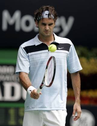 Roger Federer (Schweiz) jongliert den Ball auf dem Schlägerrahmen Tennis Herren Australian Open 2007, ATP Tour, Grand Slam Einzelbild Melbourne Tennis Herren Australian Open 2007, ATP Tour, Grand Slam Einzelbild Melbourne