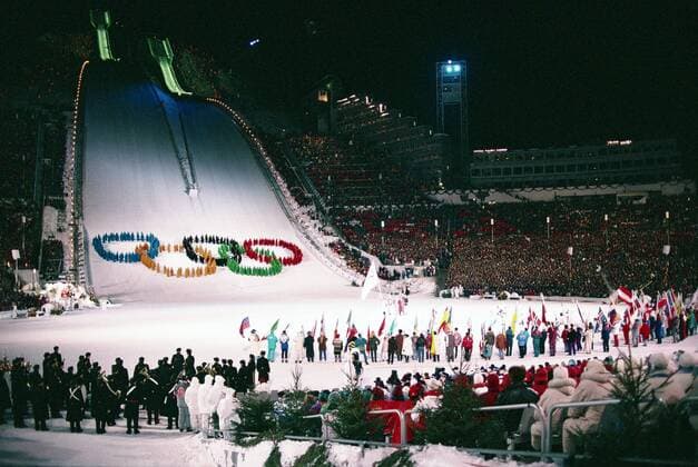 Schlussfeier der Olympischen Winterspiele an der Schanzenanlage in Lillehammer 1994 -  (aflo0008) Skispringen OS Winter Herren Olympische Winterspiele 1994, Schlussfeier, Abschlussfeier, Schlusszeremonie, Abschlusszeremonie Totale Schanze, Sprungschanze Lillehammer Skispringen OS Winter Herren Olympische Winterspiele 1994, Schlussfeier, Abschlussfeier, Schlusszeremonie, Abschlusszeremonie Totale Schanze, Sprungschanze Lillehammer