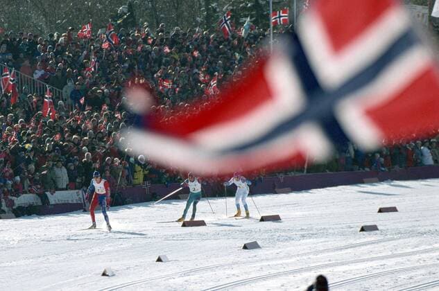 Langläufer vor den Tribünen, die hauptsächlich mit norwegischen Fans besetzt sind -  (aflo0008) Nordischer Skilauf OS Winter Herren Olympische Spiele Lillehammer 1994, Winterspiele, Nordischer Skisport, Ski Nordisch, Langlauf, Vdia Totale Zuschauer, Publikum, Langlauffan, Langlauffans, Lillehammer Norwegen, norwegische, norwegischer Nordischer Skilauf OS Winter Herren Olympische Spiele Lillehammer 1994, Winterspiele, Nordischer Skisport, Ski Nordisch, Langlauf, Vdia Totale Zuschauer, Publikum, Langlauffan, Langlauffans, Lillehammer Norwegen, norwegische, norwegischer