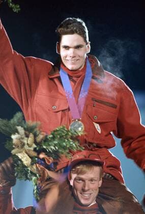 OLYMPIC LEGENDS: Thomas Alsgaard Olympiasieger Thomas Alsgaard (oben) jubelt während der 30km Siegerehrung bei den olympischen Spiele Lillehammer 1994, auf den Schultern des zweitplazierten Björn Dählie (beide Norwegen) -  (aflo0008) Nordischer Skilauf OS Winter Herren Olympische Spiele Lillehammer 1994, Winterspiele, Nordischer Skisport, Ski Nordisch, Langlauf, Vdia Gruppe Lillehammer Freude, Nordischer Skilauf OS Winter Herren Olympische Spiele Lillehammer 1994, Winterspiele, Nordischer Skisport, Ski Nordisch, Langlauf, Vdia Gruppe Lillehammer Freude,