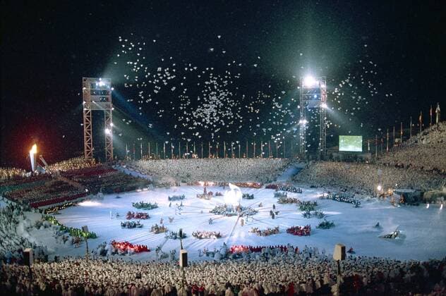 Friedenstauben steigen in den Himmel bei der Eröffnungsfeier der Olympischen Winterspiele im Lysgardsbakkene Stadion in Lillehammer 1994 -  (aflo0008) OS Winter Herren Olympische Winterspiele 1994, Eröffnungsfeier, Eröffnung, Eröffnungszeremonie Totale Stadion, innen, Innenansicht Lillehammer OS Winter Herren Olympische Winterspiele 1994, Eröffnungsfeier, Eröffnung, Eröffnungszeremonie Totale Stadion, innen, Innenansicht Lillehammer