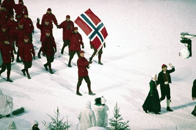 Norwegische Delegation mit Fahnenträger Björn Dählie beim Einmarsch während der Eröffnungsfeier der Olympischen Winterspiele in Lillehammer 1994 -  (aflo0008) Nordischer Skilauf OS Winter Herren Olympische Winterspiele 1994, Eröffnungsfeier, Eröffnung, Eröffnungszeremonie Totale Lillehammer Nordischer Skilauf OS Winter Herren Olympische Winterspiele 1994, Eröffnungsfeier, Eröffnung, Eröffnungszeremonie Totale Lillehammer