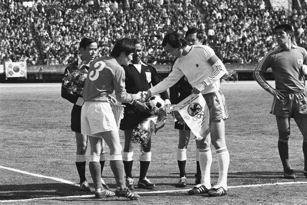 Kunishige Kamamoto (Japan, re.) begrüßt den südkoreanischen Mannschaftskapitän - (aflo348) Fußball OS Sommer Herren Qualifikation Olympische Spiele Montreal 1976, Sommerspiele, Nationalmannschaft, Nationaltrikot Gruppe Länderspiel, Japan - Südkorea 0:2, Korea Tokio, Kapitäne, Mannschaftskapitäne Fußball OS Sommer Herren Qualifikation Olympische Spiele Montreal 1976, Sommerspiele, Nationalmannschaft, Nationaltrikot Gruppe Länderspiel, Japan - Südkorea 0:2, Korea Tokio, Kapitäne, Mannschaftskapitäne