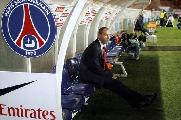 Trainer Paul Le Guen (Paris St. Germain) allein auf der Trainerbank -  (pan18253) Fußball Herren Ligue 1 2006 2007, 1. Französische Liga, Paris Saint Germain, PSG Gruppe Paris Fußball Herren Ligue 1 2006 2007, 1. Französische Liga, Paris Saint Germain, PSG Gruppe Paris  