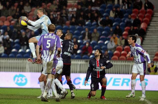 Torwart Nicolas Douchez (Toulouse, li.) fängt den Ball ab -  (pan18253) Fußball Herren Ligue 1 2006 2007, 1. Französische Liga, Paris Saint Germain - Toulouse FC 0:0, PSG Gruppe Paris Dynamik, Abwehr Fußball Herren Ligue 1 2006 2007, 1. Französische Liga, Paris Saint Germain - Toulouse FC 0:0, PSG Gruppe Paris Dynamik, Abwehr  