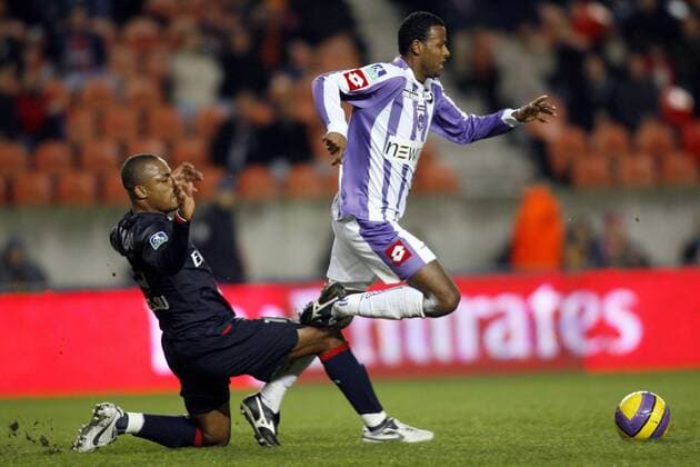 Fabinho (Toulouse, re.) gegen Bonaventure Kalou (Paris St. Germain) -  (pan18253) Fußball Herren Ligue 1 2006 2007, 1. Französische Liga, Paris Saint Germain - Toulouse FC 0:0, PSG Gruppe Paris Dynamik Fußball Herren Ligue 1 2006 2007, 1. Französische Liga, Paris Saint Germain - Toulouse FC 0:0, PSG Gruppe Paris Dynamik  