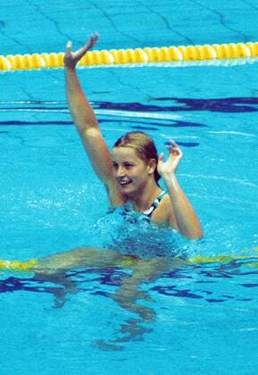 Kornelia Ender (DDR) bejubelt ihren Olympiasieg 1976 über 200m Freistil -  (aflo348) Schwimmen OS Sommer Damen Olympische Spiele 1976, Sommerspiele, Freistil, Freistilschwimmen, Kraul, Kraulschwimmen Einzelbild Montreal Freude, Schwimmen OS Sommer Damen Olympische Spiele 1976, Sommerspiele, Freistil, Freistilschwimmen, Kraul, Kraulschwimmen Einzelbild Montreal Freude,