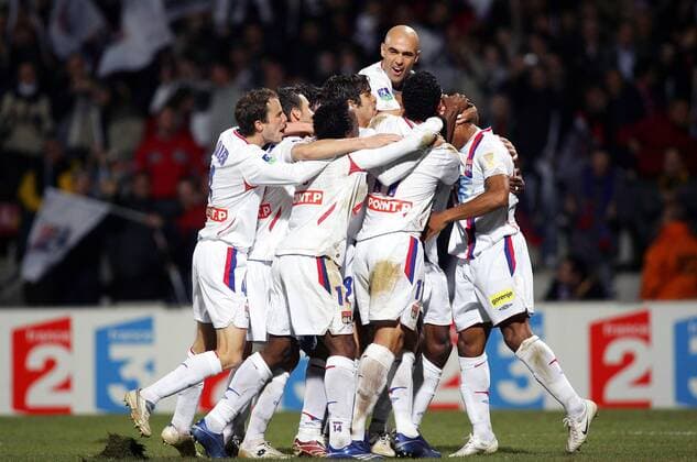 Torjubel Lyon mit Cris (obenauf) - (pan18250) Fußball Herren Coupe de la Ligue 2006 2007, Französischer Pokal, Pokalspiel, Halbfinale, Olympique Lyonnais, OL Gruppe Ligue 1, 1. Französische Liga Lyon Begeisterung, Freude, Fußball Herren Coupe de la Ligue 2006 2007, Französischer Pokal, Pokalspiel, Halbfinale, Olympique Lyonnais, OL Gruppe Ligue 1, 1. Französische Liga Lyon Begeisterung, Freude,