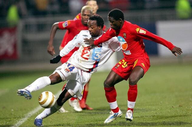 Sidney Govou (Lyon, li.) gegen Ibrahima Sory Camara (Le Mans) - (pan18250) Fußball Herren Coupe de la Ligue 2006 2007, Französischer Pokal, Pokalspiel, Halbfinale, OL Gruppe Lyon Dynamik, Fußball Herren Coupe de la Ligue 2006 2007, Französischer Pokal, Pokalspiel, Halbfinale, OL Gruppe Lyon Dynamik,