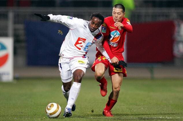 Sidney Govou (Lyon, li.) gegen Daisuke Matsui (Le Mans) - (pan18250) Fußball Herren Coupe de la Ligue 2006 2007, Französischer Pokal, Pokalspiel, Halbfinale, OL Gruppe Lyon Dynamik, Fußball Herren Coupe de la Ligue 2006 2007, Französischer Pokal, Pokalspiel, Halbfinale, OL Gruppe Lyon Dynamik,