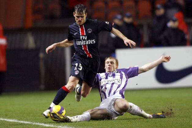 Jerome Rothen (Paris St. Germain, li.) gegen Jeremy Mathieu (Toulouse) -  (pan18253) Fußball Herren Ligue 1 2006 2007, 1. Französische Liga, Paris Saint Germain - Toulouse FC 0:0, PSG Gruppe Paris Dynamik, Kampf Fußball Herren Ligue 1 2006 2007, 1. Französische Liga, Paris Saint Germain - Toulouse FC 0:0, PSG Gruppe Paris Dynamik, Kampf  