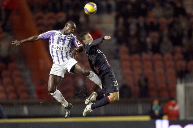 Emana Achille (Toulouse, li.) gegen Clement Chantome (Paris St. Germain) -  (pan18253) Fußball Herren Ligue 1 2006 2007, 1. Französische Liga, Paris Saint Germain - Toulouse FC 0:0, PSG Gruppe Paris Dynamik, Kampf Fußball Herren Ligue 1 2006 2007, 1. Französische Liga, Paris Saint Germain - Toulouse FC 0:0, PSG Gruppe Paris Dynamik, Kampf  