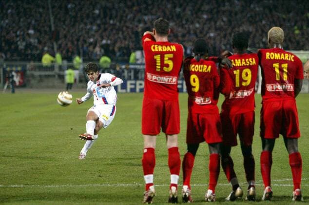 Juninho (Lyon, li.) gegen die Freistoßmauer von Le Mans -  (pan18247) Fußball Herren Coupe de la Ligue 2006 2007, Französischer Pokal, Pokalspiel, Olympique Lyonnais - UC Le Mans 72 1:0 Gruppe Lyon Dynamik, Fußball Herren Coupe de la Ligue 2006 2007, Französischer Pokal, Pokalspiel, Olympique Lyonnais - UC Le Mans 72 1:0 Gruppe Lyon Dynamik,  