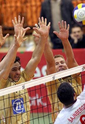 Juliano Bendini (li.) und Kristian Knudsen (beide Friedrichshafen) - Doppelblock -  Volleyball EC 1 Herren Champions League 2006 2007, Vojvodina Novolin Novi Sad - VfB Friedrichshafen 2:3 Gruppe Novi Sad Dynamik, Volleyball EC 1 Herren Champions League 2006 2007, Vojvodina Novolin Novi Sad - VfB Friedrichshafen 2:3 Gruppe Novi Sad Dynamik,