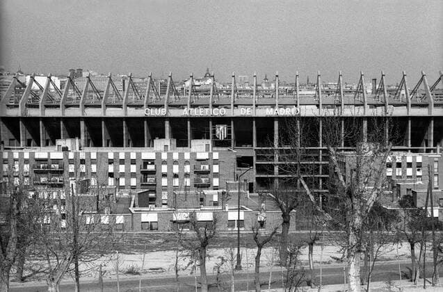 Außenansicht des Estadio Vicente Calderon, Heimstätte von Atletico Madrid Fußball Herren Primera Division 1975 1976, 1. Spanische Liga, Club Atletico de Madrid, Vneg, Vsw Totale Estadio Vicente Calderon Madrid Fußball Herren Primera Division 1975 1976, 1. Spanische Liga, Club Atletico de Madrid, Vneg, Vsw Totale Estadio Vicente Calderon Madrid