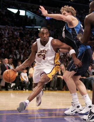 Kobe Bryant (Los Angeles Lakers, li.) gegen Dirk Nowitzki (Dallas Mavericks) - (Icon78413812) Basketball Herren NBA 2006 2007, Los Angeles Lakers - Dallas Mavericks 101:98 Gruppe Los Angeles, LA, L A Dynamik, Basketball Herren NBA 2006 2007, Los Angeles Lakers - Dallas Mavericks 101:98 Gruppe Los Angeles, LA, L A Dynamik, EDITORIAL USE ONLY