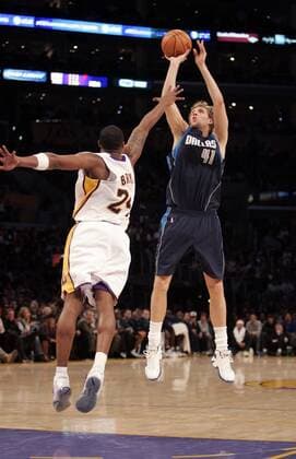 Dirk Nowitzki (Dallas Mavericks, re.) gegen Kobe Bryant (Los Angeles Lakers) - (Icon78413848) Basketball Herren NBA 2006 2007, Los Angeles Lakers - Dallas Mavericks 101:98 Gruppe Los Angeles, LA, L A Dynamik, Basketball Herren NBA 2006 2007, Los Angeles Lakers - Dallas Mavericks 101:98 Gruppe Los Angeles, LA, L A Dynamik, EDITORIAL USE ONLY