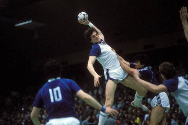 Andreas Dörhöfer (li., BR Deutschland) gegen Frank Michael Wahl (DDR) Handball Länderspiel Herren WM 1986, Nationalteam, Nationaltrikot, BRD - DDR 15:24, Vdia Gruppe Olten Dynamik, Kampf, Handball Länderspiel Herren WM 1986, Nationalteam, Nationaltrikot, BRD - DDR 15:24, Vdia Gruppe Olten Dynamik, Kampf,