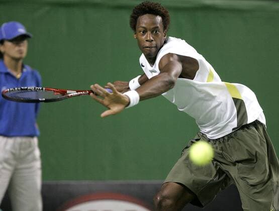 Gael Monfils (Frankreich) fixiert den Ball Tennis Herren Australian Open 2007, Grand Slam, ATP Tour Einzelbild Melbourne Tennis Herren Australian Open 2007, Grand Slam, ATP Tour Einzelbild Melbourne